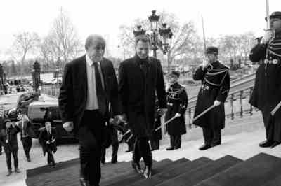 2月12日，在法国巴黎，法国外交部长勒德里昂（中左）迎接英国外交大臣亨特（中右）。新华社